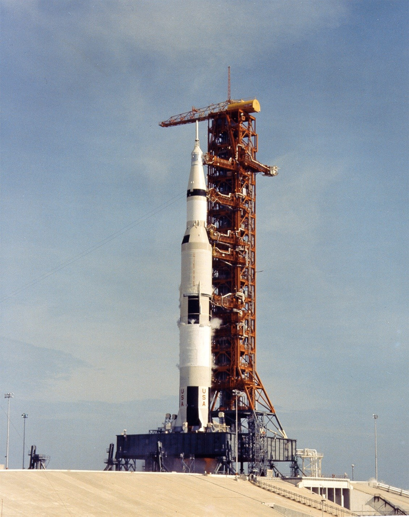 Illustration for article titled Amazing photos from NASA's vaults show how they assembled Apollo 11